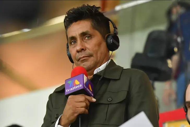 Jorge Campos partiendo plaza en transmisión - Foto: Imago
