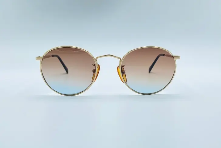 Los lentes con los que llegó al Gigante de acero