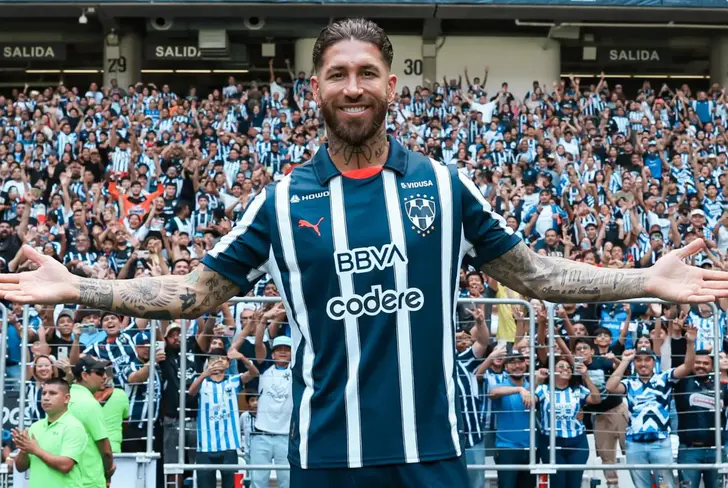La presentación de Sergio Ramos - Foto: X (@Rayados)