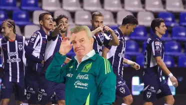 Aguirre con jugadores de a Rayados/FOTO: Mediotiempo