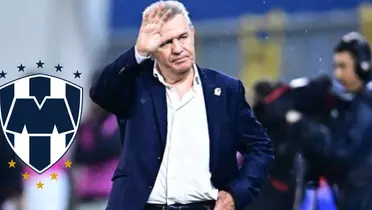 Aguirre y escudo de Rayados/FOTO: Récord