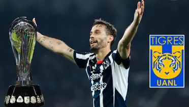 Canales con la copa y escudo de Tigres/FOTO: x Canales