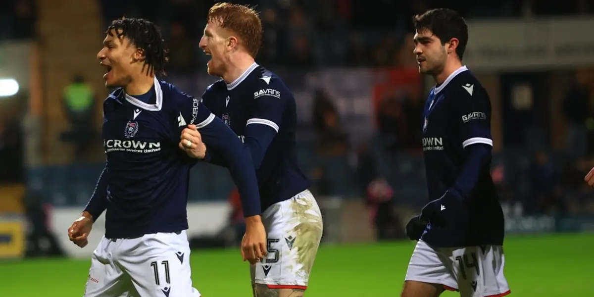 César Garza (14) con su equipo en Escocia - Foto: X (@DundeeFC)