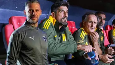 Demichelis y banca de tigres/FOTO: Rayados