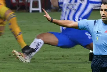 El arbitro Marco Antonio Ortiz deja pasar una jugada que cambio todo el destino del clásico regio 133, perjudico al Club Monterrey