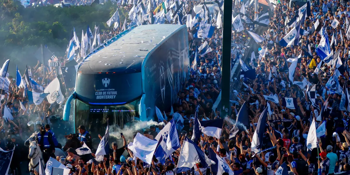 El camión entre el increíble ambiente pre final / @Rayados