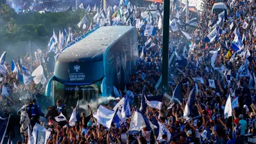 El camión entre el increíble ambiente pre final / @Rayados