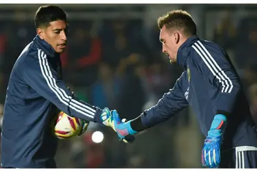 Estaban Andrada dándole la mano a Franco Armani