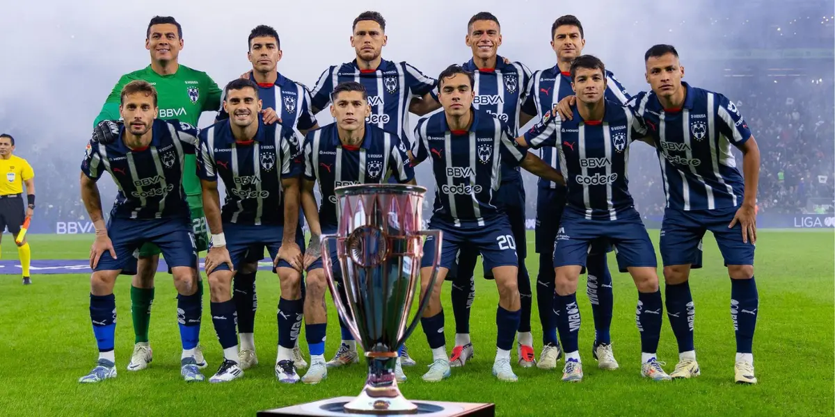 Jugadores de Rayados con la copa de la conca/FOTO: x Rayados