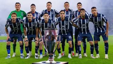 Jugadores de Rayados con la copa de la conca/FOTO: x Rayados