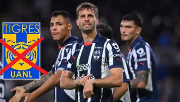Jugadores de Rayados y escudo de Tigres/FOTO: Fútbol Total