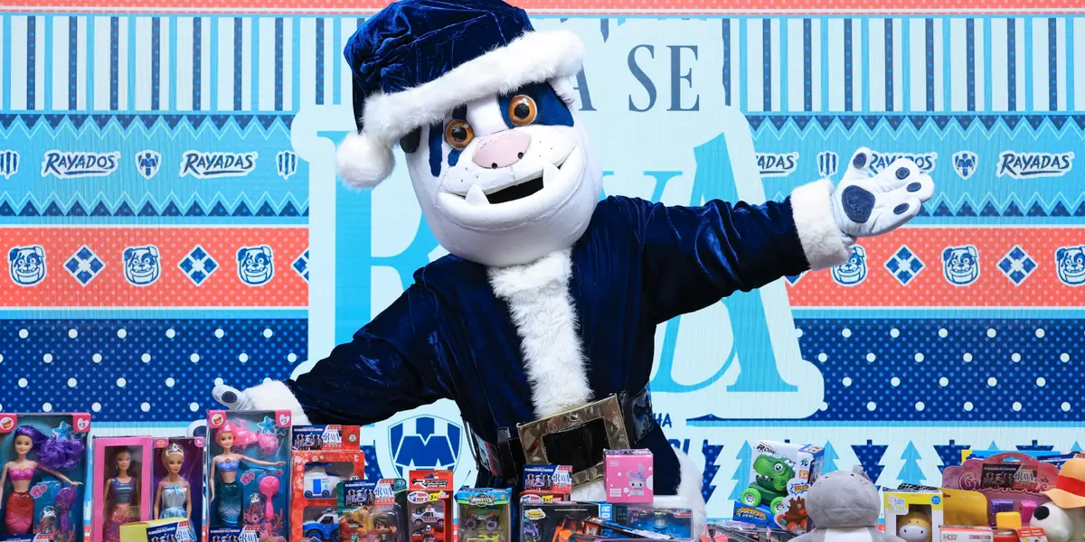 Monty juntó con los regalos / @Rayados