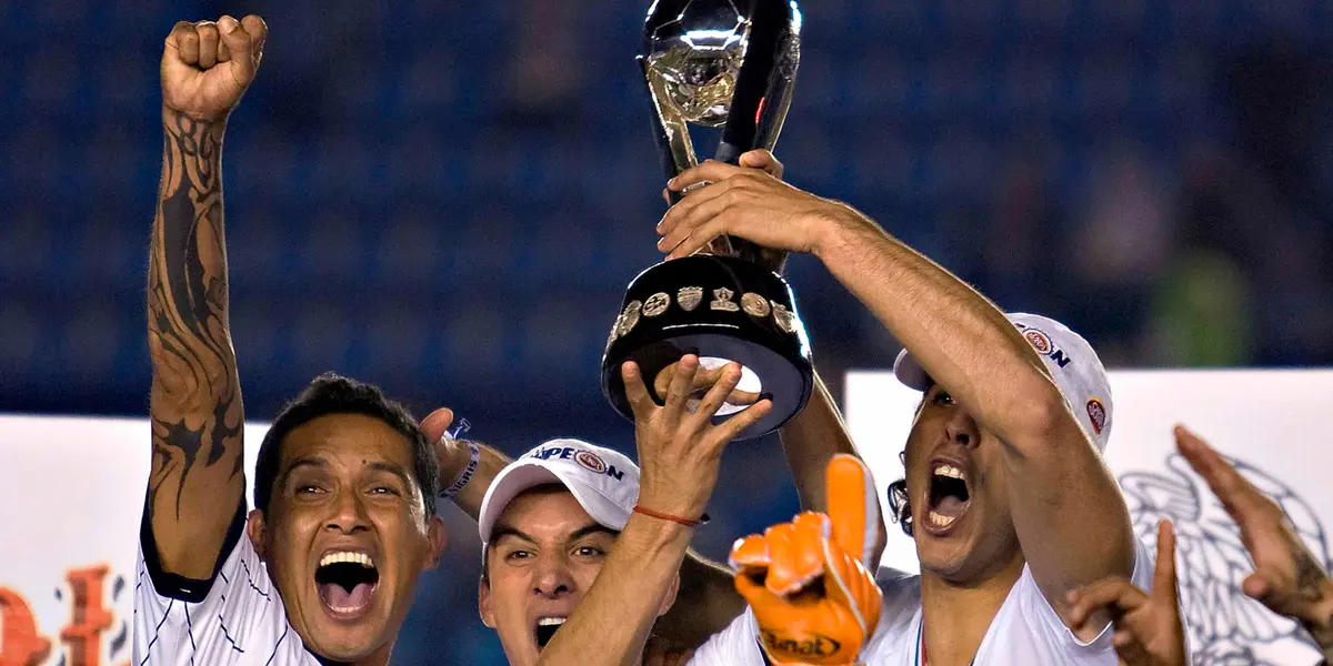 Rayados levanta el trofeo en el Estadio Azul / @Rayados