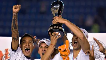 Rayados levanta el trofeo en el Estadio Azul / @Rayados