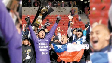 Rayados levantando el trofeo de Concacaf / Foto: Mexsport