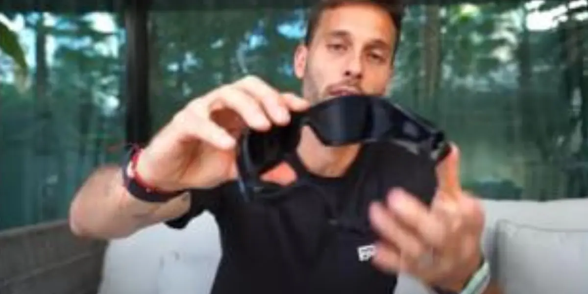 Sergio Canales y sus lentes - Foto: Captura de pantalla