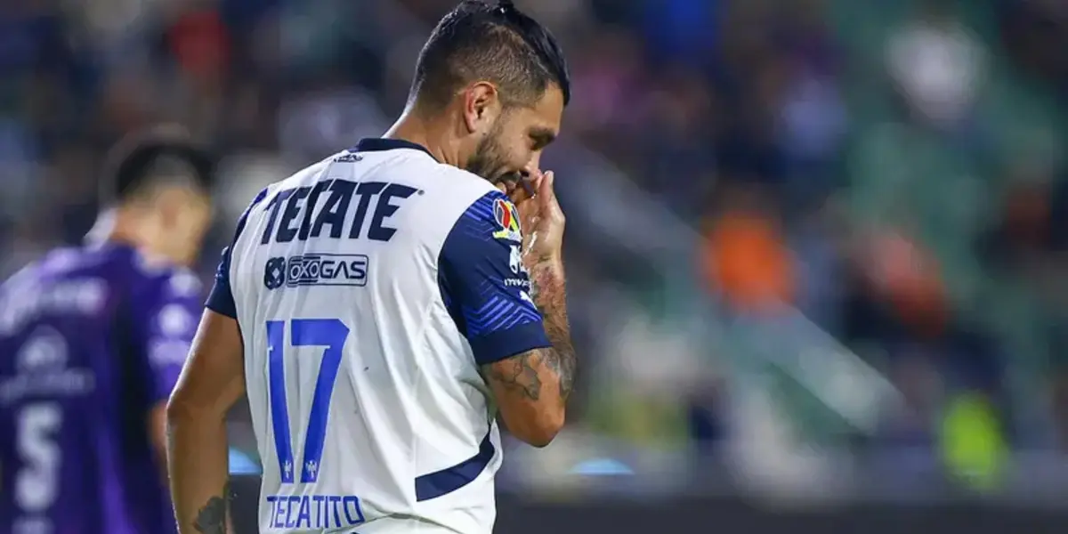 Tecatito penal recibió una falta en el área rival pero la acción no fue silbada | Foto: Excélsior